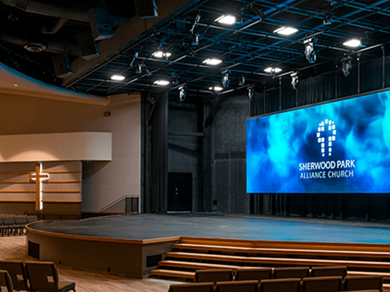 Igreja com painel de LED em contexto comercial