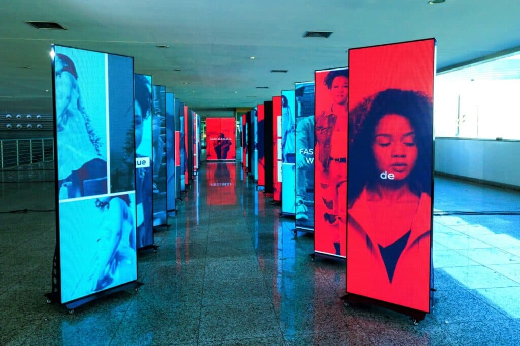 Totem com painel de LED em contexto comercial