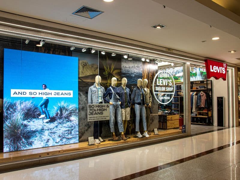 Vitrine com painel de LED em contexto comercial